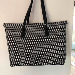  - En svartvit handväska, inköpt på Ullared. Mycket stor och rymlig. Köparen står för frakten‼️