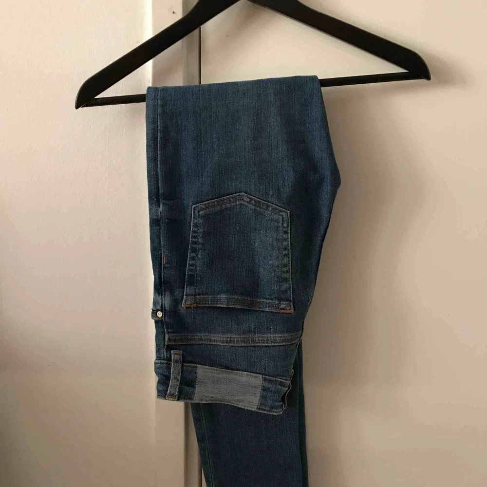 Snygga jeans från KARVE storlek XS köpt på Carlings, använda ungefär 5-7 gånger, inga slitage 💐 . Jeans & Byxor.