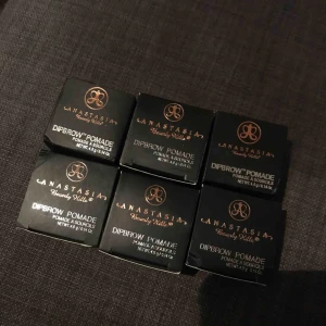  - dark Brown,Ash Brown , chocolate , caramel och blond sålt   Fått i present så kan ej garantera äkthet. Men ser äkta ut. Se bilder 