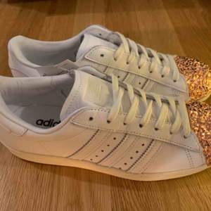 New original adidas Superstar 80S metal toe leather sneakers. The toecap is made from copper spiky metal. Size 39. Retail price - 1299 kr (sold out), my price - 650 kr