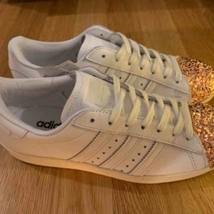  - New original adidas Superstar 80S metal toe leather sneakers. The toecap is made from copper spiky metal. Size 39. Retail price - 1299 kr (sold out), my price - 650 kr