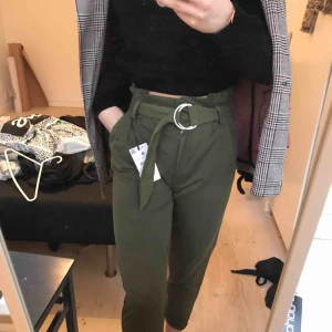  - Ett par sjukt fina ”cargo” byxor med knytbälte. Dom är helt oanvända eftersom dom tyvärr är för små för mig. Strl 34. Nypris 299.