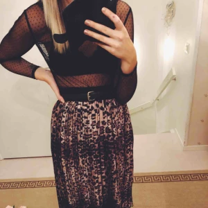  - Svin snygg kjol köpt på thuns i one size i leo print. Passar alla storlekar. Jag är en S men den passar även större storlekar. 