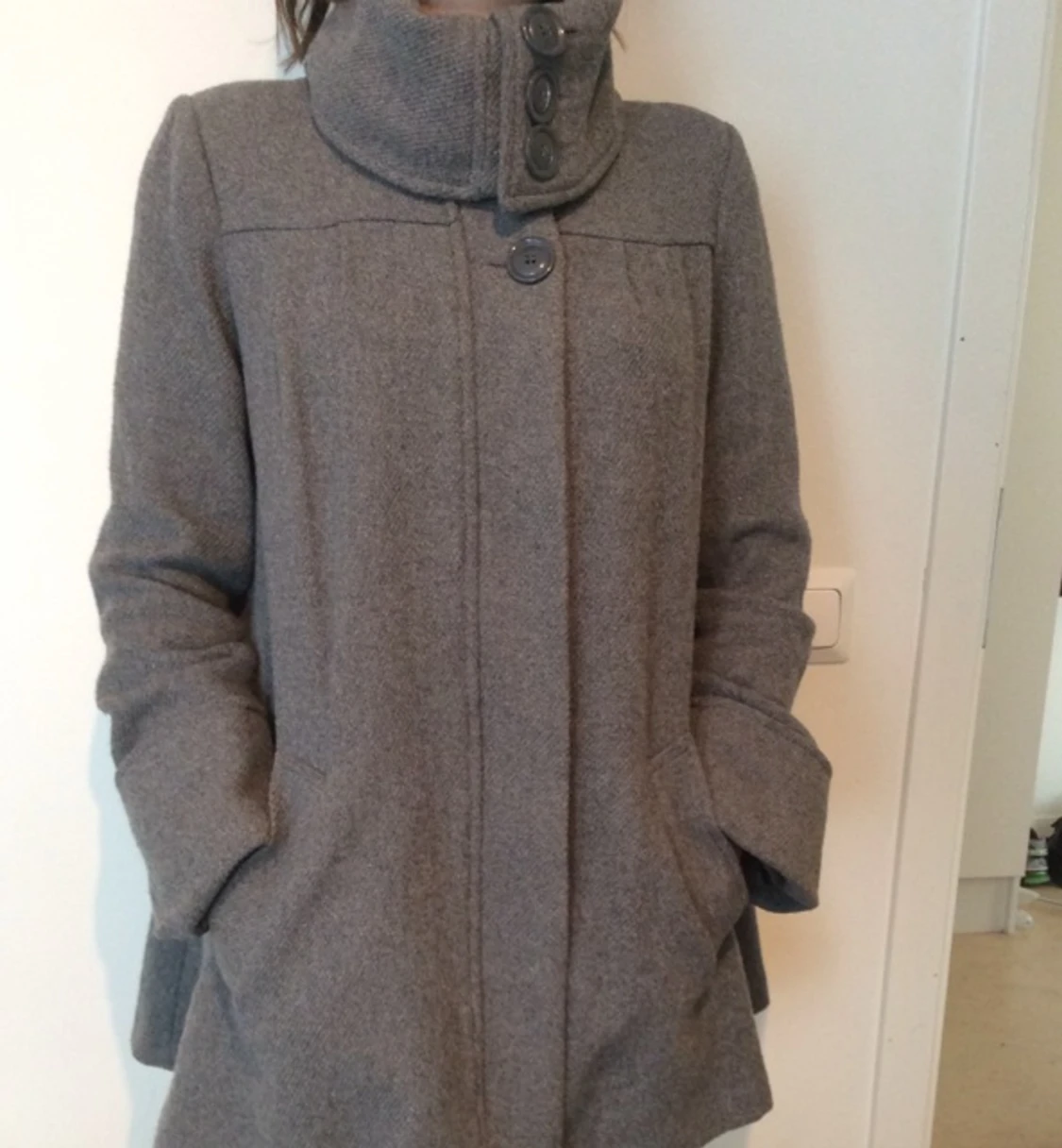 Grå, fodrad ullkappa med snygg krage. I mycket gott skick! 