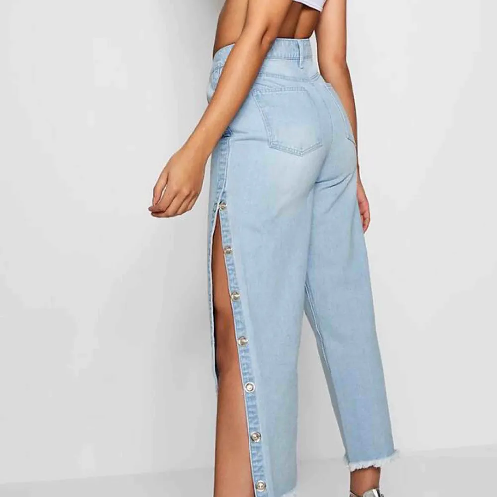 Side popper jeans med straight leg modell från Boohoo. Står storlek 38 men är lite mindre. Oanvända! Vid snabbt köp kan priset sänkas. Jeans & Byxor.
