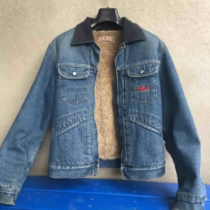  - Jeansjacka från Replays provkollektion. Fel storlek för mig så har legat i garderoben i några utan att användas. 