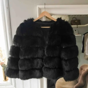  - Svart fuskpälsjacka från Born in Stockholm, använd ett fåtal gånger och i fint skick. Nypris: 1400:-  Kan mötas upp i Stockholm, Uppsala eller Gävle vid affär