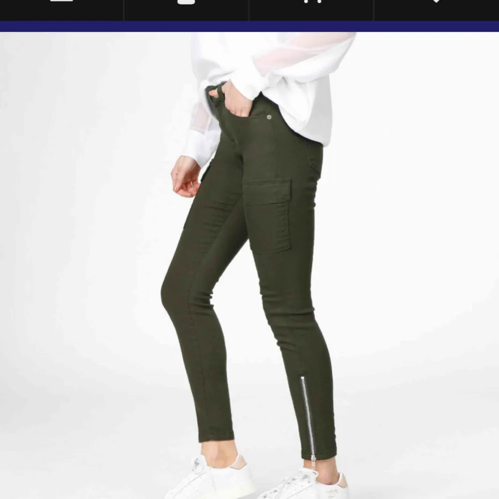 Sprillans nya byxor från Dr. Denim. Ingår inte i erbjudandet jag lagt upp på tidigare bild. Köpare står för frakt🌸. Jeans & Byxor.