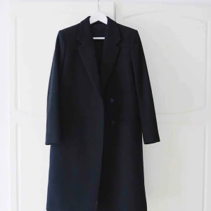  - Säljer nu min älskade Filippa k kappa för den bara hänger i garderoben. Den är i perfekt skick. Ser helt ny ut! Den är smått ribbad. Se bild 2. Nypris var runt 4000kr Frakten ingår i priset. 