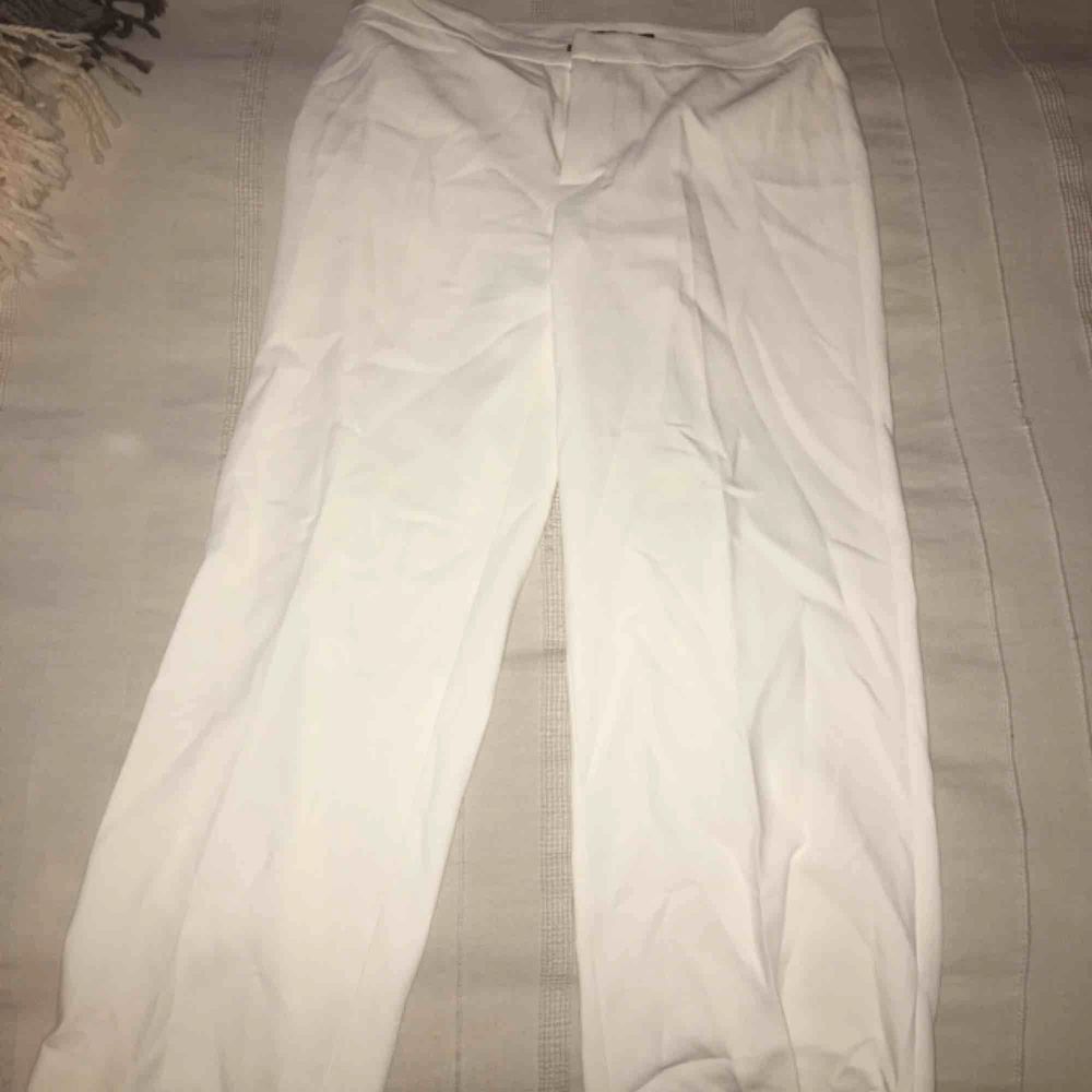 Sköna raka vita liknande kostymbyxor. Jeans & Byxor.