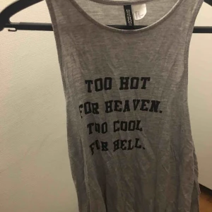  - Ett linne med text på