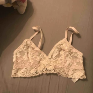  - Ljusrosa spets bh/topp med fina detaljer på. Storlek M men skulle säga att den passar de som har S då den är liten i storleken! 