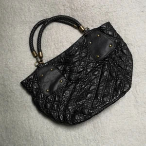  - Rymlig handväska i läderimitation. 