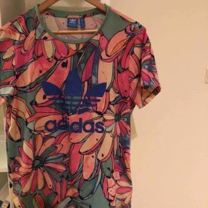  - Adidas limited edition. Inköpt för 450kr. Använt ca 3 gånger. Jätteskön och lite oversize. Köparen står för frakt. 