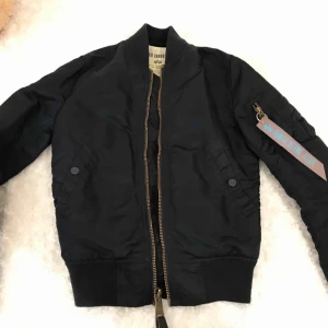  - Alpha industries bomber jacka mörkblå xs som ny