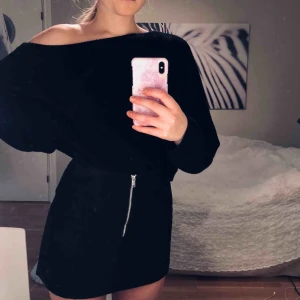  - Kjol i mockaimitation. Sparsamt använd. 