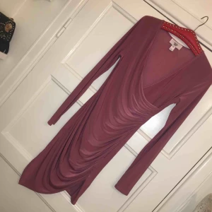  - Super fin RebeccaStella klänning som sätter sig jätte fint på kroppen, med en liten slits på sidan. Den slutar lite över knäna. Använd max 4 gånger! Köptes för ca 450 på hemsidan. 