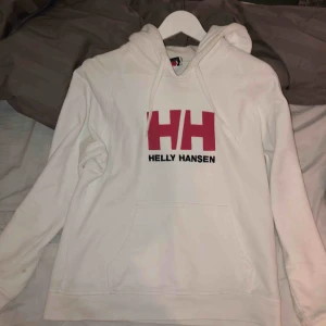  - Skönaste helly hansen-hoodien som tyvärr inte kommer till användning längre. Har en liten fläck på ena armen (se sista bilden) som säkert kan tas bort. Möter upp i centrala sthlm om inte köparen står för frakt, pris kan diskuteras vid snabb affär!