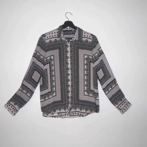  - Superfin skjorta köpt på Zara för några år sedan. 100%polyester men är siden liknande. Ljusgrå bas med svart, grått och vitt mönster.