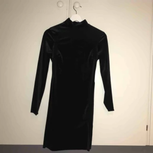  - Svart sammetsklänning från Nelly, endast använd en gång.  Kan skickas men köparen står för frakten   