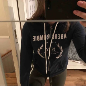 - Hoodie från Abercrombie & Fitch i väldigt bra skick. Storlek M men passar mig perfekt som normalt är S. Köparen står för frakt.