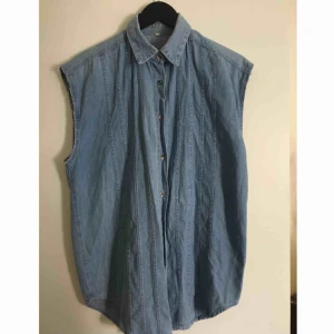  - Skjorta utan ärmar som är något längre. Väldigt fin men tyvärr för liten för mig nu.  Katt finns i hem, köpare betalar frakt om de ska skickas. Kan annars mötas upp i Göteborg/Partille. 