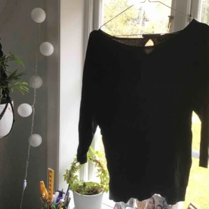  - Jättemjuk svart tjocktröja med en liten öppning bak. Använd några få gånger, väldigt fint skick!