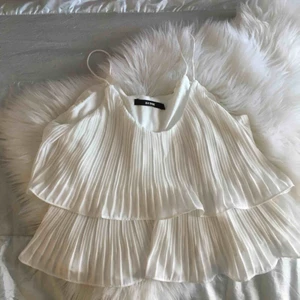  - Supersöt blus inköpt från Bikbok i våras, endast använd 1 gång på ett bröllop. ✨ I strl S men kan även komma att passa M. :-) 