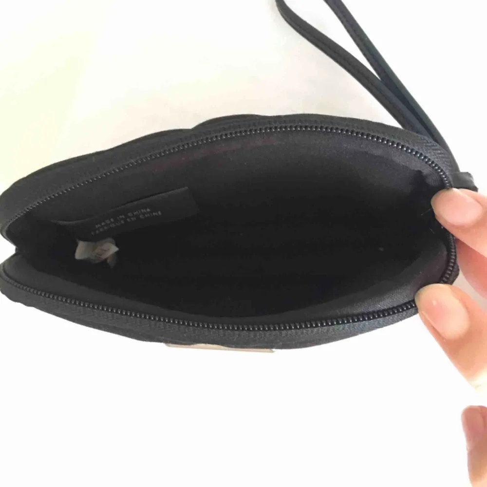 Superfin svart plånbok/mobilfodral från MARC JACOBS.  Perfekt att lägga telefonen i eller ha som plånbok. Passar för telefoner runt storleken av en iPhone 6.  . Accessoarer.