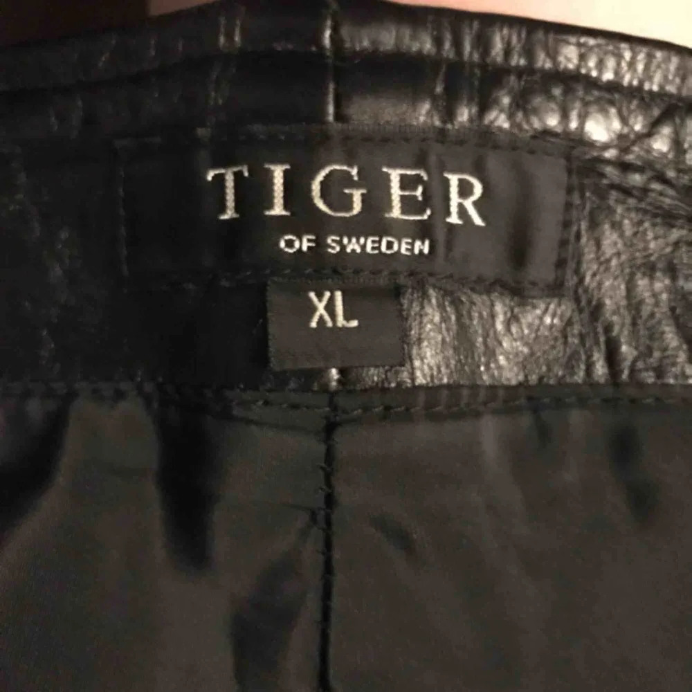 Äkta läder vintage 90’s byxor från Tiger of Sweden. Strl XL men ser bra ut på M med bälte. Finns inga fläckar eller hål och läder håller otroligt bra. Frakt står jag för Ny-pris: Ca 3000. Jeans & Byxor.