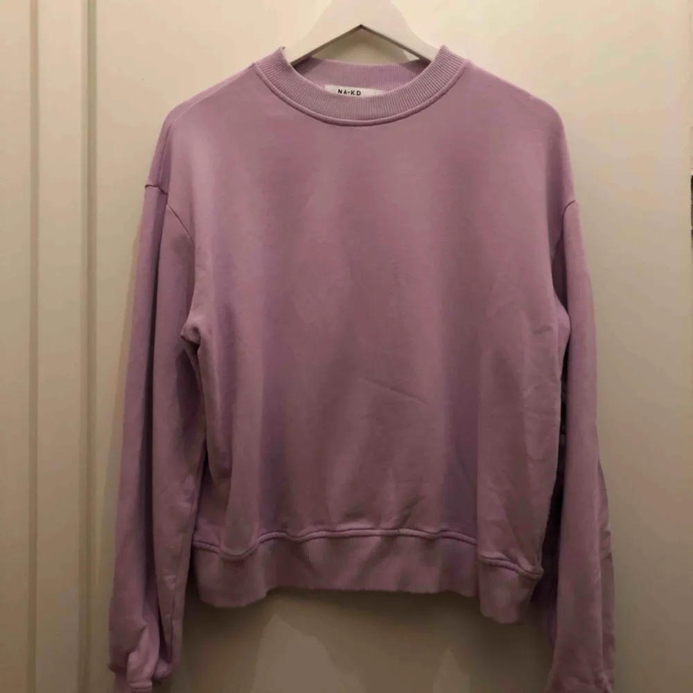 Ljuslila sweatshirt från Na-kd, storlek L men är också fin oversized på S-M 🌸. Tröjor & Koftor.
