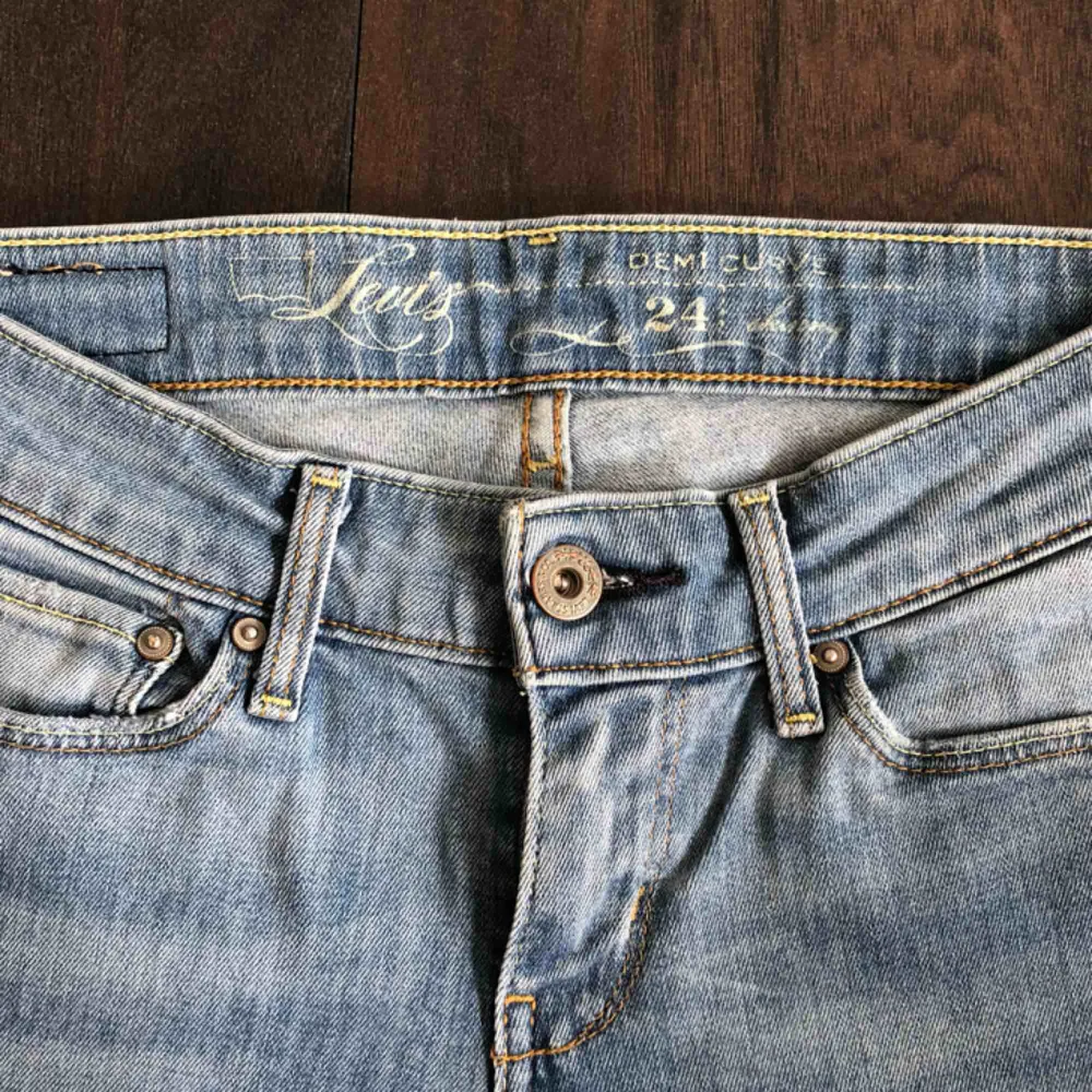 Jeans från Levis. I princip oanvända, superfint skick. . Jeans & Byxor.