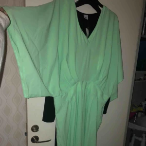  - Mintgrön härlig jumpsuit som är helt oanvänd då den kom i fel storlek tyvärr ;( Men verkligen så fin😍 Gratis frakt! Ordinarie pris 575 kr
