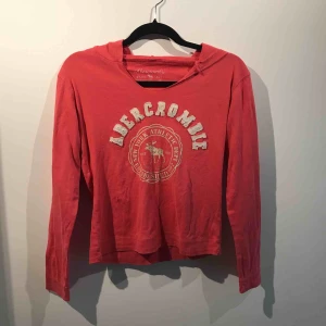  - Säljer en långärmad tröja med luva från abercrombie&fitch i storlek S. Frakten är inräknat i priset