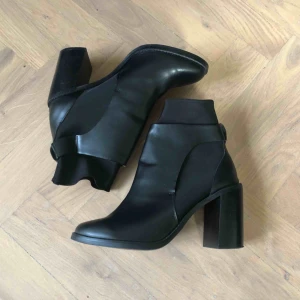  - Köpte dessa på Plick men säljaren angav fel storlek så när jag fick dem var de för stora för mig .😢  I princip oanvända   Zara Trafaluc