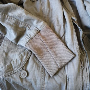  - Mjuk skön höstjacka. Muddar i resår som går att vika upp. 