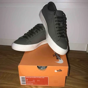 Nya Nike Lab Blazer studio low - Dessa skornas ordinare pris har jag glömt men går säkert att googla fram Som man ser på bilden är de helt oanvända Färgen: Urban Haze  Går ej att köpa i butik längre Köptes på Sneakers n Stuff 