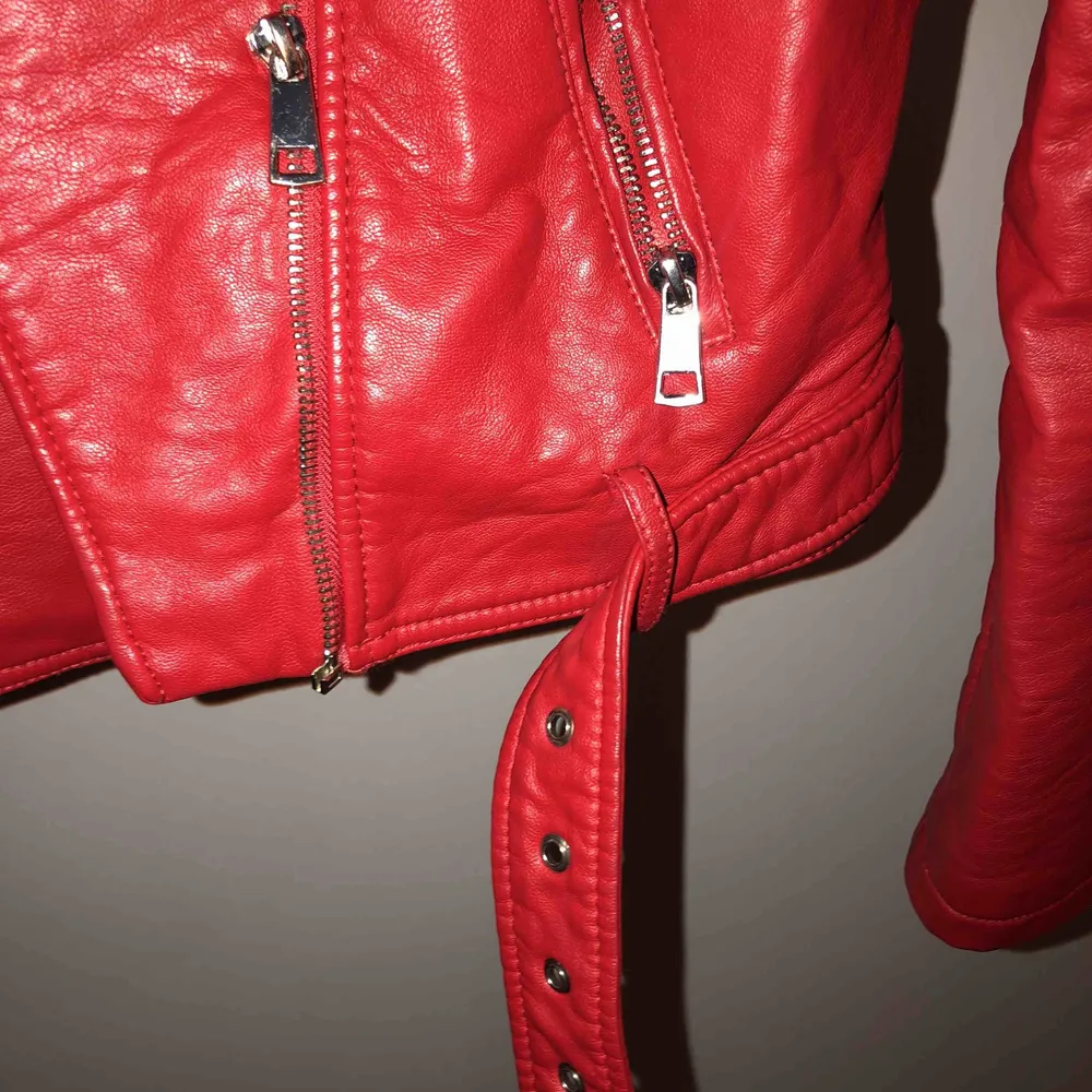 Röd jacka i läder imitation från Pimkie. Stor S eller lite mindre M. Passar 38. . Jackor.