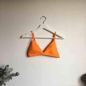 Orange bikini från Zaful. Storlek M, men vill säga den är mer som en S. Helt oanvänd, skyddet är kvar på underdelen. Frakt 30kr tillkommer.