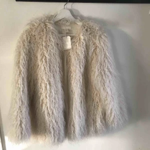  - Vit faux päls jacka ifrån HM. Nypris 599. 💘 endast swish 👼🏼