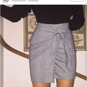  - Kjol jag köpte på Plick som tyvärr inte satt helt perfekt på just min kropp. Hoppas den ska få komma till användning hos nån annan.  Kjolen drar man runt kroppen och därför passar den S-L beroende på hur hårt man drar åt den. 