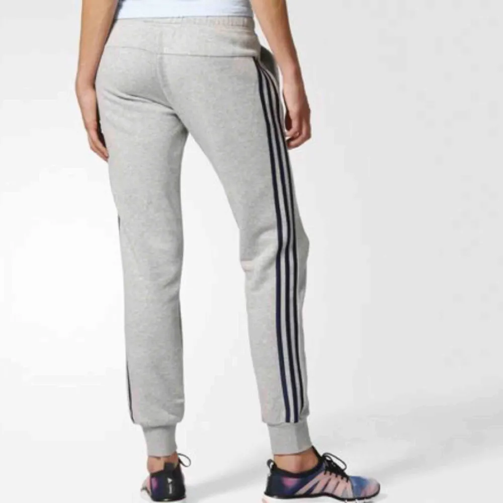 Adidas mjukisbyxor gråa med mörkblåa stripes Säljes pga för små 230 + frakt. Jeans & Byxor.