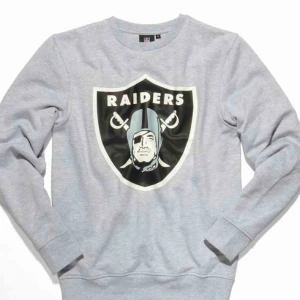  - Raiders sweatshirt grå, knappt använd trycket har lite slitningar dock. 
