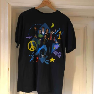  - Vintage New Kids On The Block T-shirt i trevligt använt skick. Large. Kan hämtas i Uppsala eller skickas mot fraktkostnad. 