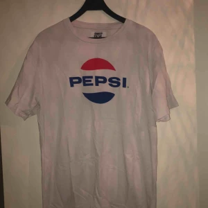  - En t-shirt från Junkyard, storlek L 80 kr + frakt 🌸