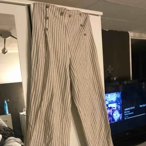  - Byxor från bikbok i strl s, superfina på, vida ben & hög midja. 