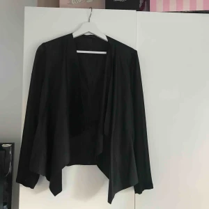  - Svart kofta/tunn jacka från Zara. Mocka material men genomskinligt material på armarna(kan skicka fler bilder vid intresse) Använd 1 gång. 