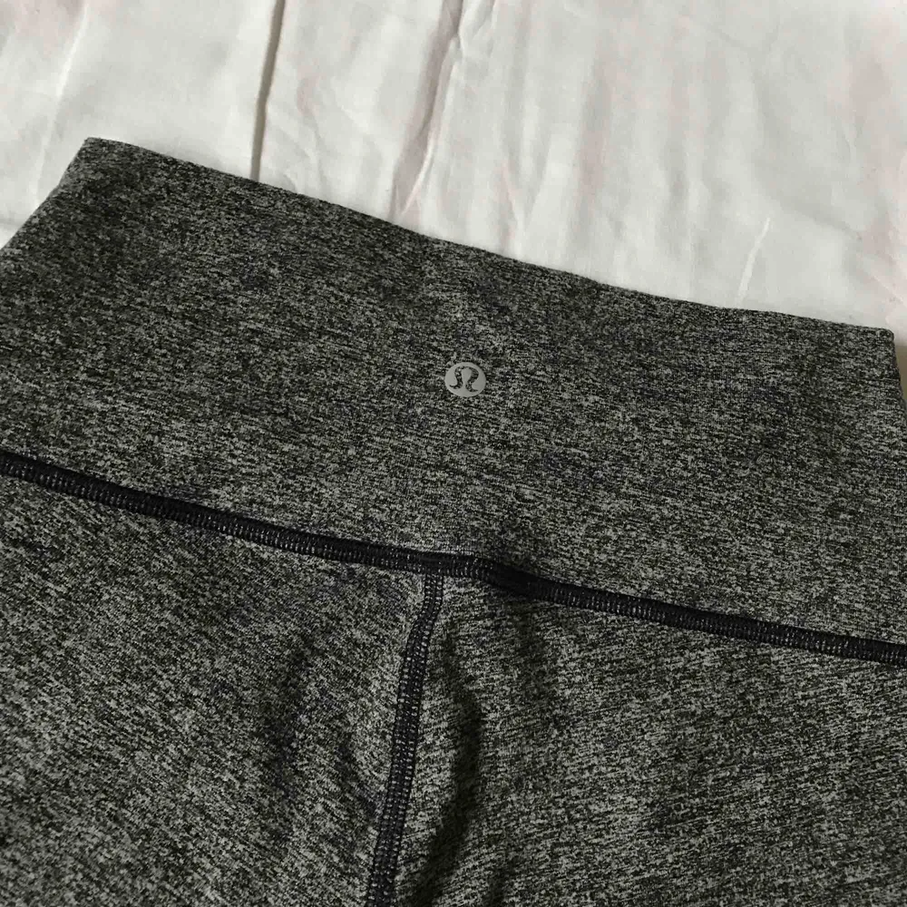 Brand new Lululemon Align Crop tights. 900sek in store. Very soft and stretchy! EU Size 6/small. Perfect for yoga and training. Shipping extra . Jeans & Byxor.