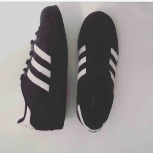  - Svarta Adidas Superstar. Använda en enda gång