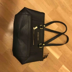  - Michael kors väska, svart. Använd 2-3 gånger, tyvärr ingen användning då jag har andra. Den är fräsch och i bra skick. 